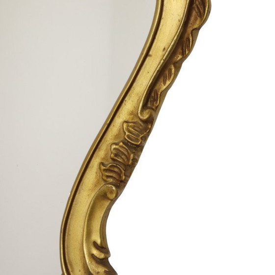 Image 1 of Espejo clásico de mediados de siglo con remate en relieve, 63 cm.