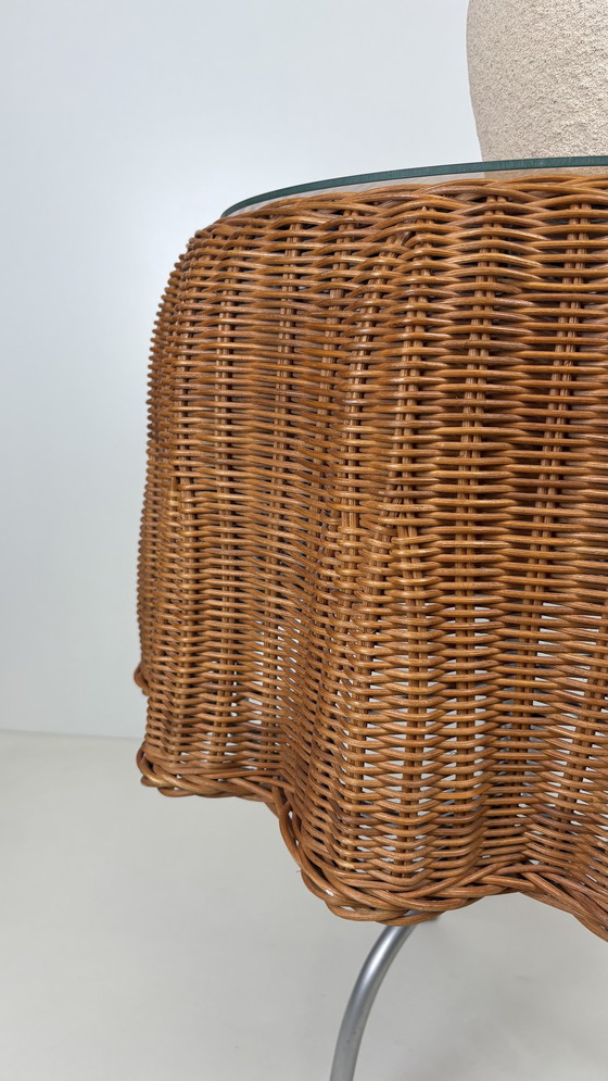 Image 1 of Table d'appoint en rotin avec nappe et draperie fantôme en osier