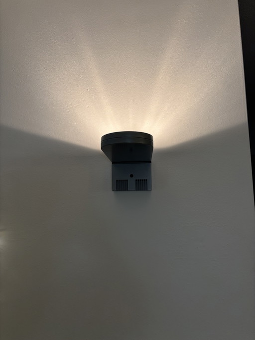 Lámpara de pared LED de diseño uplight de Maurizio Bertoni