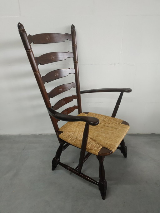 Sillón vintage de madera con asiento de mimbre y chimenea.