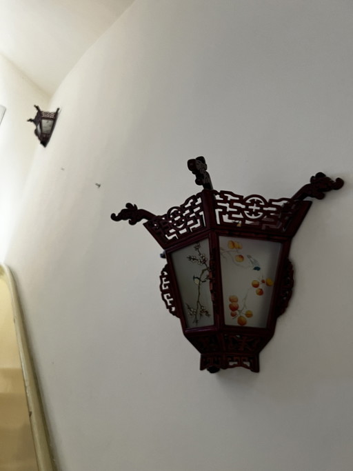Paire d'appliques murales chinoises vintage en bois sculpté, style lanterne de palais - Panneaux de verre peints à la main à l'e