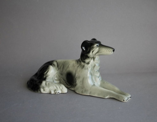 Galgo ruso (Borzoi), tumbado, con manchas blancas y negras, probablemente Scheidig Gräfenthal.