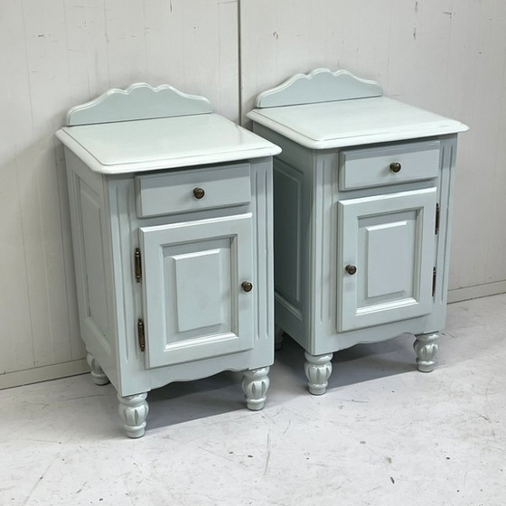 Image 1 of Set di comodini vintage rivisitati nei colori verde e blu.