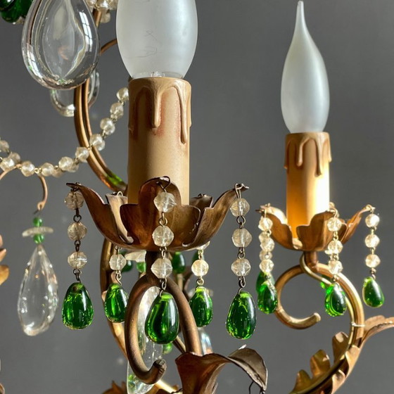 Image 1 of Vintage kroonluchter met zes lampen, versierd met gouden bladeren en kristallen, in klassieke Italiaanse stijl.