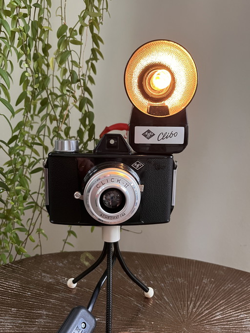 Lampe im Retro-Stil mit Vintage-Agfa-Kamera