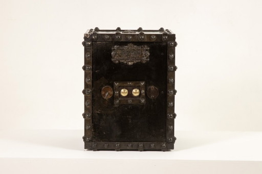 Bauche. Antiker kleiner Reisesafe aus Metall. Napoleon III.