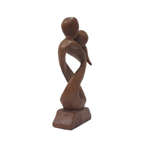 Image 1 of Sculpture en bois représentant un couple amoureux enlacé