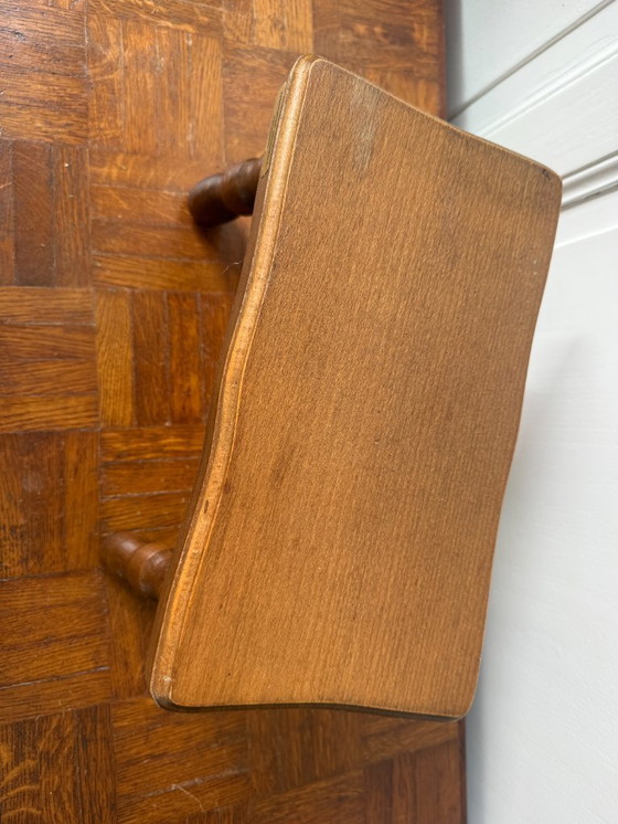 Image 1 of Ancien tabouret de traite en bois