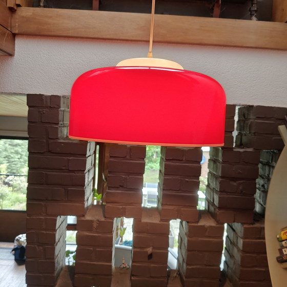 Image 1 of Lampada a sospensione vintage italiana in vetro opalino rosso – design futuristico, anni '70