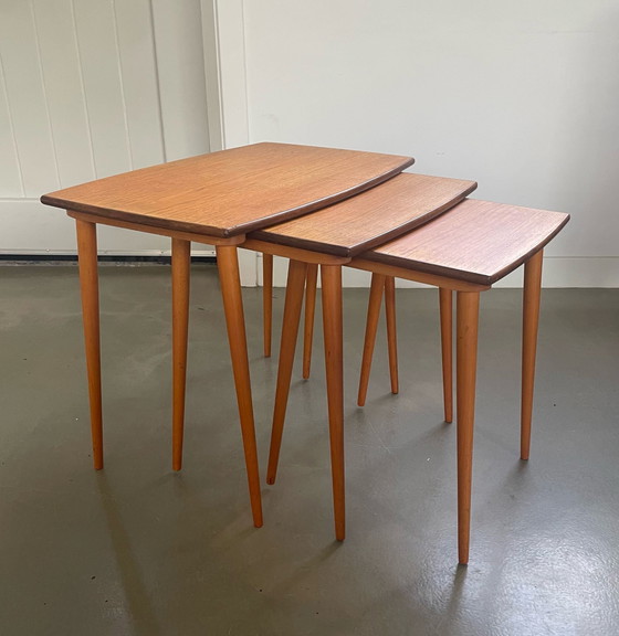Image 1 of Tables gigognes scandinaves au design Mid Century