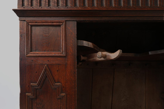 Image 1 of Armadio antico francese in quercia intagliato a mano del XVI secolo