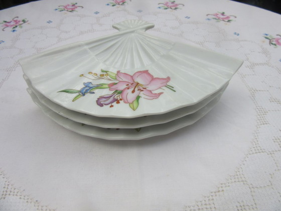 3 Piattini/Vassoi Vintage a forma di ventaglio in porcellana con decorazioni floreali autentiche (photo 8 of 11)