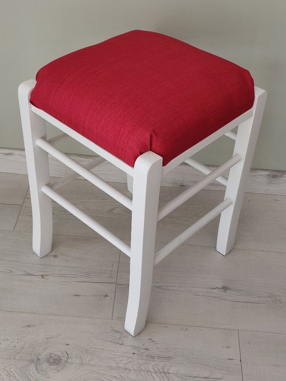 Image 1 of Taburete de pino blanco con asiento rojo