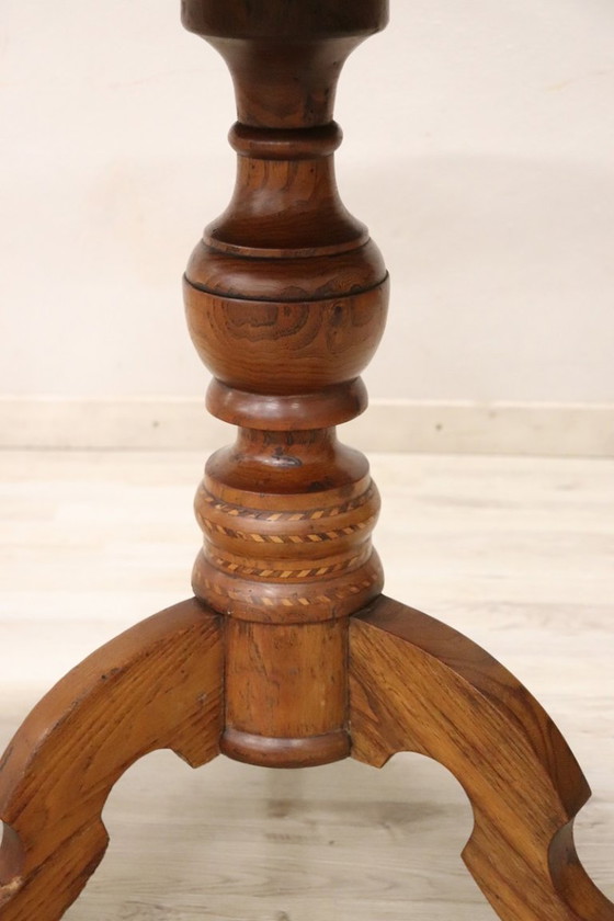 Image 1 of Antieke ronde tafel van ingelegd walnotenhout, Italië, midden 19e eeuw.