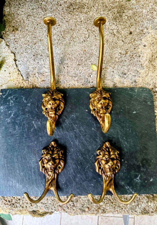 4 barocke Kleiderständer mit Löwen aus massivem Messing