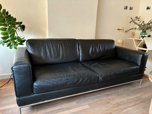 Sofá de tres plazas de cuero negro de Ikea.