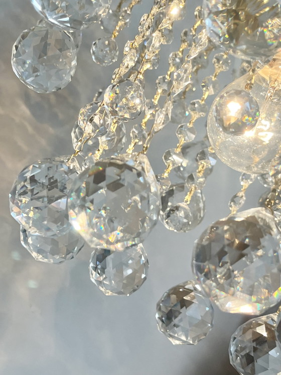Image 1 of Lustre en cristal Swarovski strass de grande taille, orné de strass Swarovski.