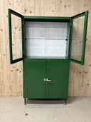 Groene vintage apothekerskast - vitrinekast