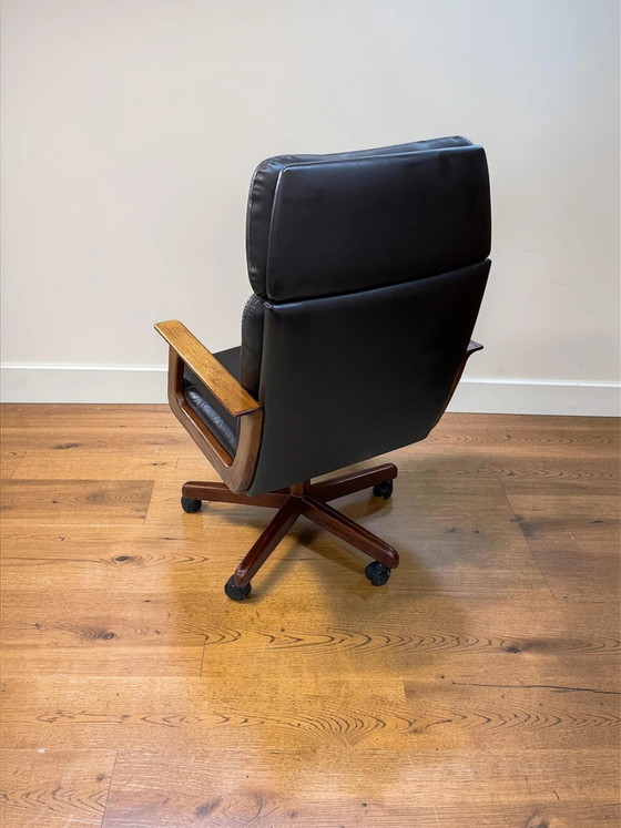 Vintage Mid Century Draaistoel uit Noorwegen – Leer & Teak | Jaren 60/70 | Scandinavisch Modern (photo 10 of 14)