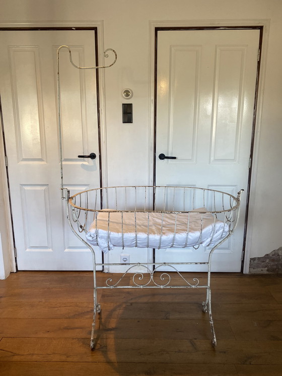 Image 1 of Antiek wiegje metaal