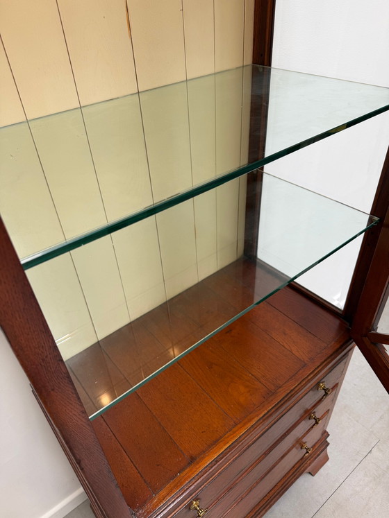 Image 1 of Antieke houten vitrinekast met glazen deuren en verlichting