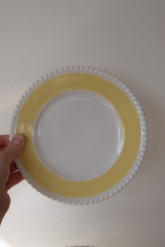 Service d'assiettes vintage en céramique jaune beurre à bord tourbillonnant – Art de la table, Ceramic (photo 2 of 9)