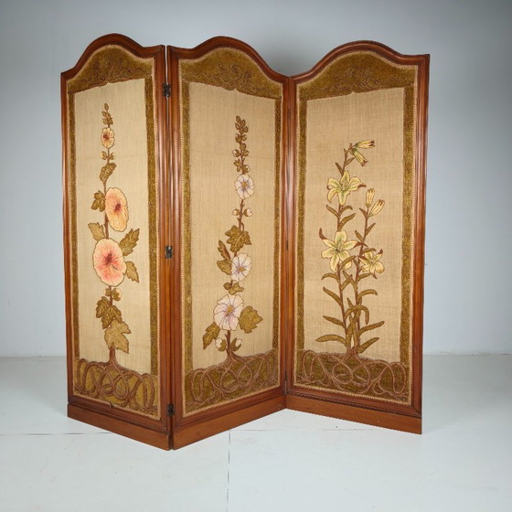 Image 1 of Paravent Art nouveau à motifs floraux brodés, vers 1900