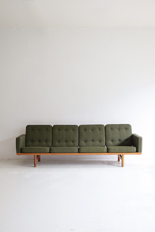 Sofá de 4 plazas modelo GE-2363 Hans J. Wegner
