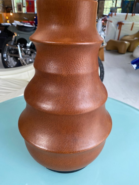 Image 1 of Lampada rivestita in pelle firmata Gilles Caffier