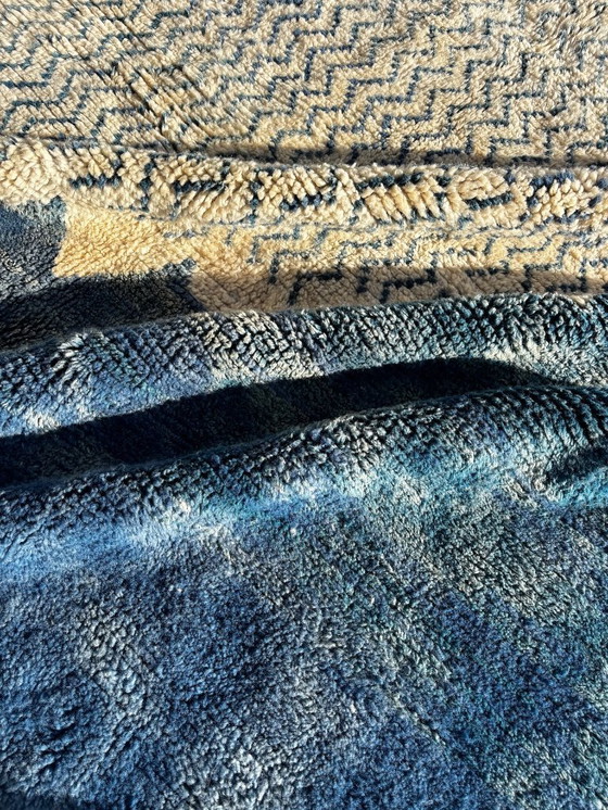 Image 1 of Handgemaakt Marokkaans Mrirt wollen tapijt 260x300 cm – Wit en blauw minimalistisch geometrisch ontwerp