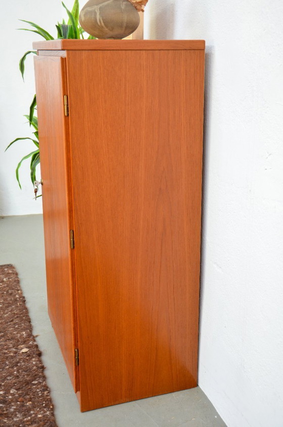 Image 1 of Mobile alto vintage in teak, con serratura, credenza, metà del secolo scorso, anni '70.