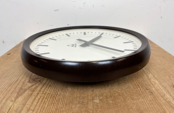 Image 1 of Orologio da parete industriale in bachelite di Pragotron, anni '70
