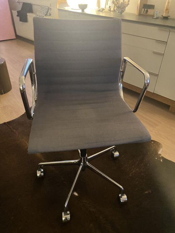 Image 1 of Eames Aluminum Group office chair – Vitra – gray upholstery