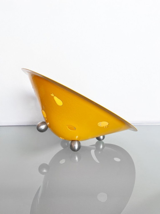 Image 1 of Coupe à fruits en métal jaune des années 80