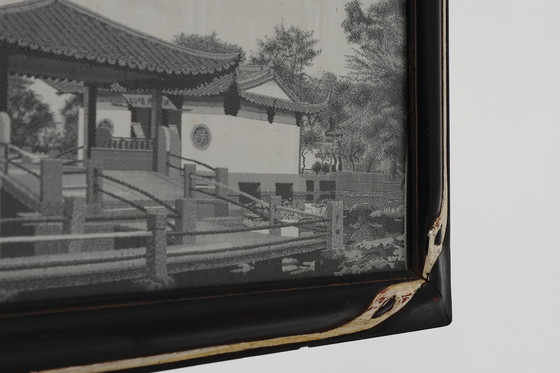 Image 1 of Œuvre d'art encadrée sur soie représentant un salon de thé chinois au bord de l'eau, France vers 1910 1910