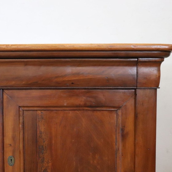 Image 1 of Antiek dressoir van massief walnotenhout, Italië, 19e eeuw.