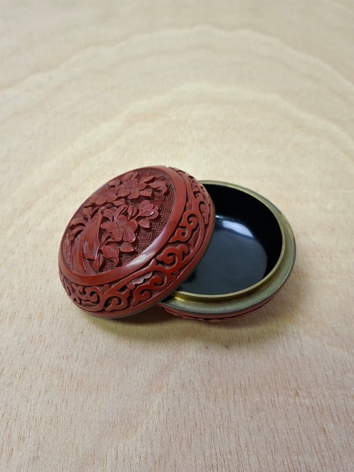 Tasse à encre rouge de Chine avec des fleurs sculptées à la main - vers 1940