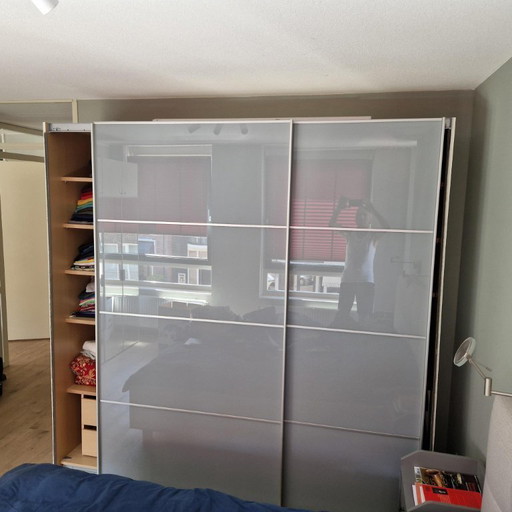 Linnenkast met glazen schuifdeuren