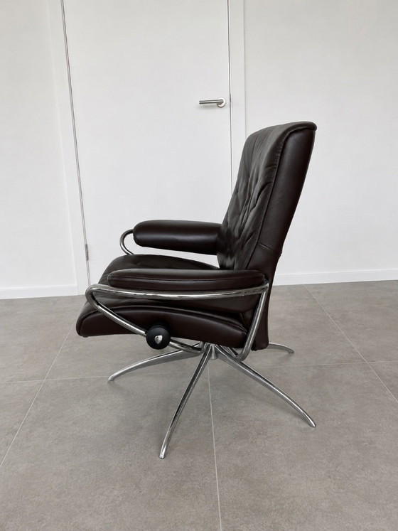Stressless Ekornes Metro-Sessel mit niedriger Rückenlehne (S), dunkelbraunes Leder – Drehstühle, Leather (photo 2 of 5)