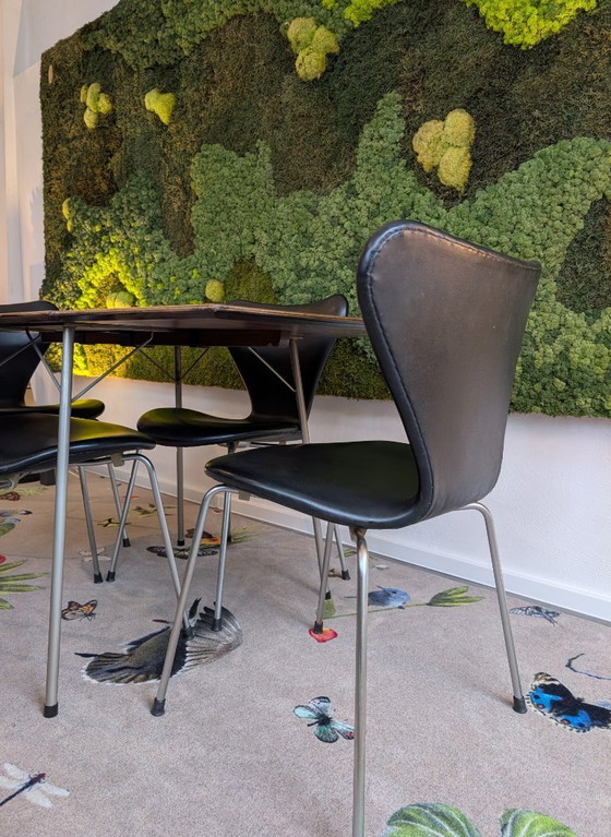 Image 1 of Tavolo Arne Jacobsen 3601 + 4 sedie Butterfly 3107 | Prima edizione