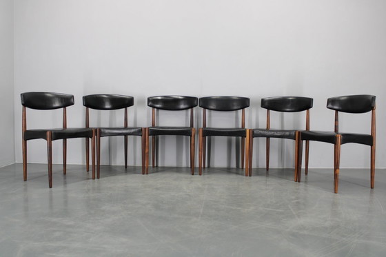 Image 1 of    	 1960er Satz von sechs hölzernen Esszimmerstühlen mit schwarzem Kunstlederbezug, Dänemark