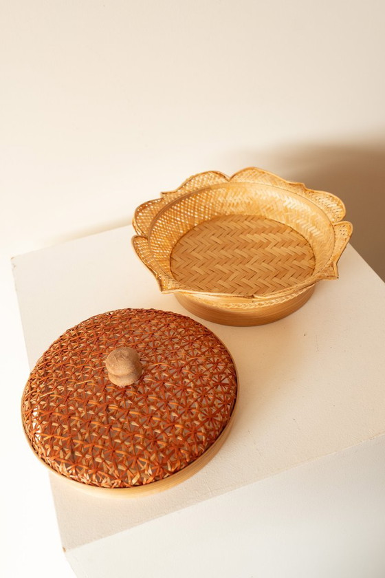 Image 1 of Boîte vintage en osier tressé à la main avec couvercle