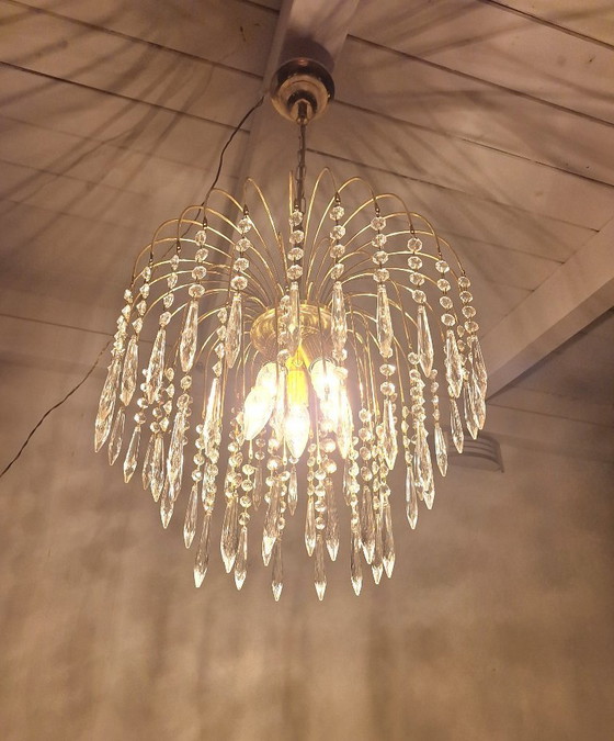 Image 1 of Lámpara de araña italiana de los años 50 con forma de cascada – Metal dorado y prismas de cristal – Impresionante