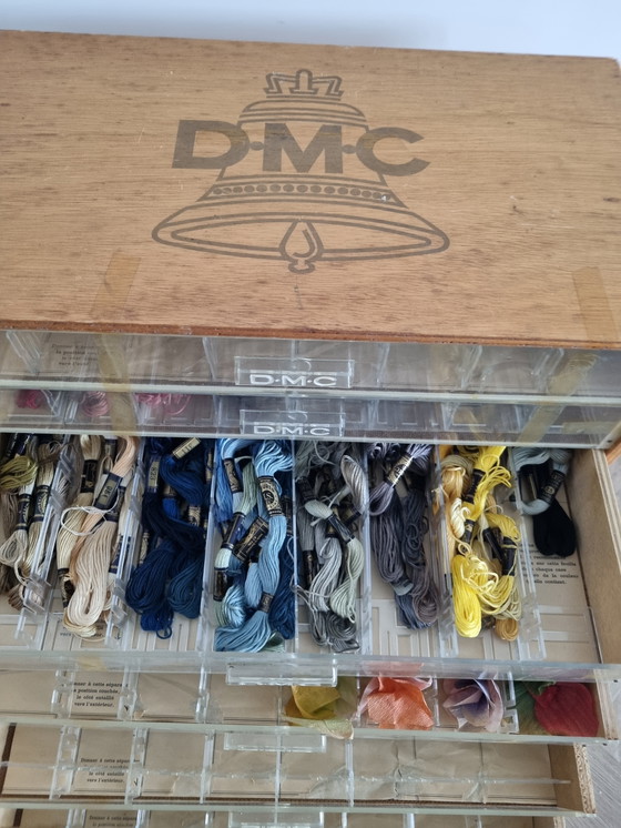 Image 1 of Vintage houten DMC borduurgaren kastje + 140 garen