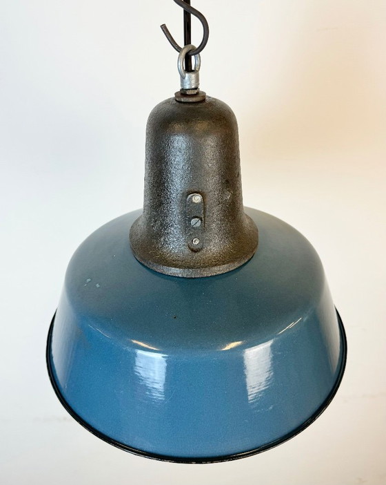 Image 1 of Lampe industrielle en émail bleu avec abat-jour en fonte, années 1960