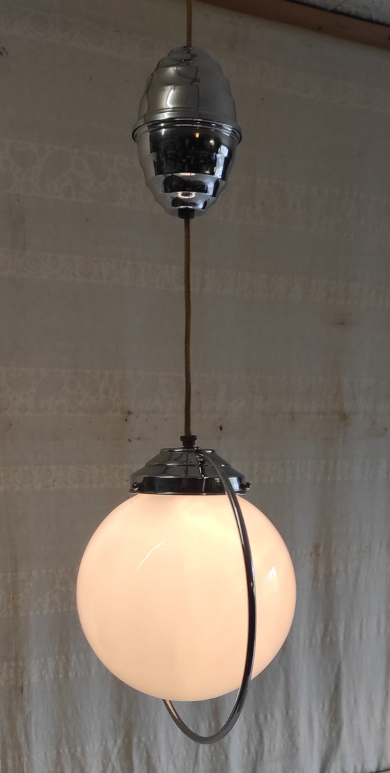 Image 1 of Lampada a sospensione in stile Art Déco in metallo cromato con globo in vetro opalino - metà del XX secolo