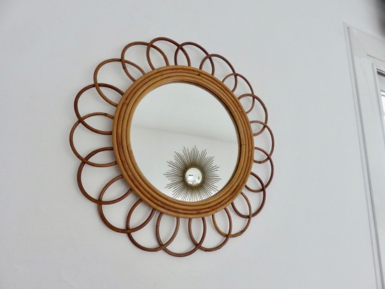 Image 1 of Autentico specchio "a fiore" in rattan e bambù risalente agli anni '60 e '70.