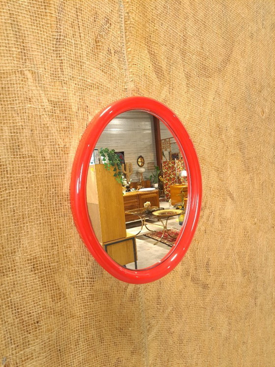 Image 1 of Ovale rode kunststof spiegel uit Denemarken