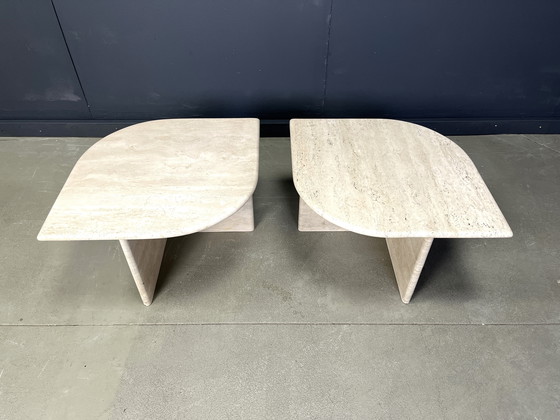 Image 1 of Paire de tables basses ou tables d'appoint en travertin, 1970