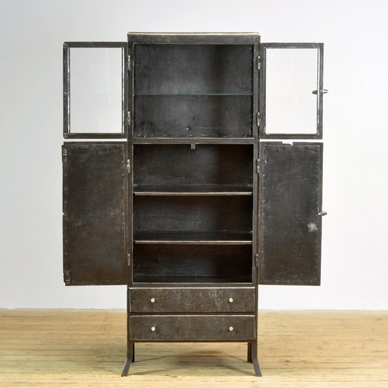 Antique industrial metal display cabinet, circa 1920 – Glass, Vintage (photo 2 of 13)